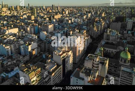 Avenida Callao aus der Vogelperspektive, Kirche Jesu Christo Salvatori, Buenos Aires, Argentinien Stockfoto