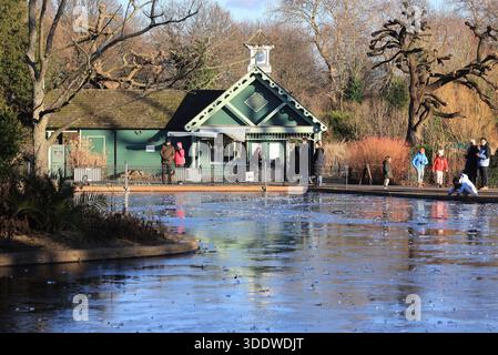 Anfang Januar 2026 kam es in Großbritannien zu eisigen Bedingungen, hier im Regents Park in London Stockfoto