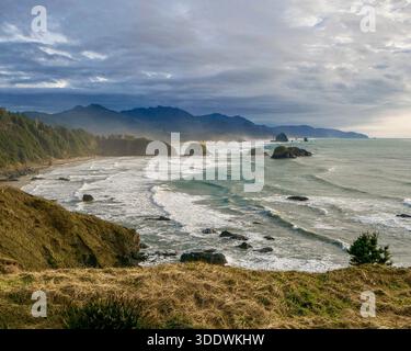 Chapman Point und Cannon Beach von Ecola State Park.jpg, die Stormy Oregon Coast vom Ecola State Park Stockfoto
