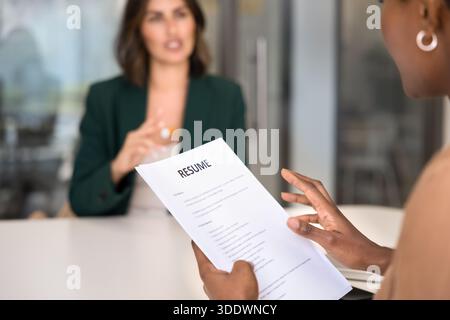 Nahaufnahme des Lebenslaufs in den Händen des Personalmanagers Stockfoto