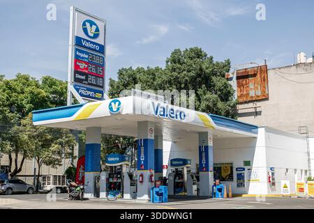 Mexiko-Stadt Mexiko, Santa Maria la Ribera, Valero Tankstelle, Tankstelle, Benzinpreise Schild, Normalbenzin, Premium Benzin, Dieselkraftstoff, en Stockfoto
