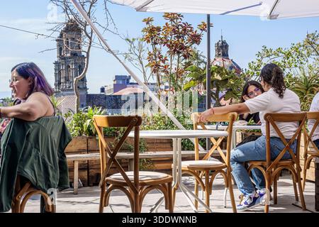 Mexiko-Stadt Mexiko, Museo Kaluz Kunstmuseum, Pan de Muerto Festival, Dia de Muertos, Tag der Toten, Außenterrasse, junge Frauen Erwachsene Frauen, hispanische Latino Stockfoto