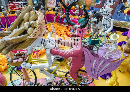 Mexiko-Stadt Mexiko, Museo Kaluz Kunstmuseum, Dia de Muertos, Tag der Toten, Erwachsene, Kunstinstallation, Figuren im alebrije-Stil, Skelettfiguren, bunt Stockfoto