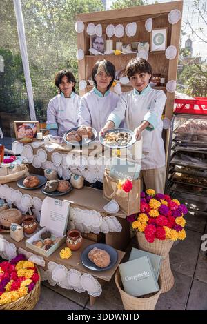 Mexiko-Stadt Mexiko, Museo Kaluz Kunstmuseum, Pan de Muerto Festival, Dia de Muertos, Tag der Toten, drei junge Erwachsene Frauen, weiblich, hispanische Latino Spanisch Mex Stockfoto