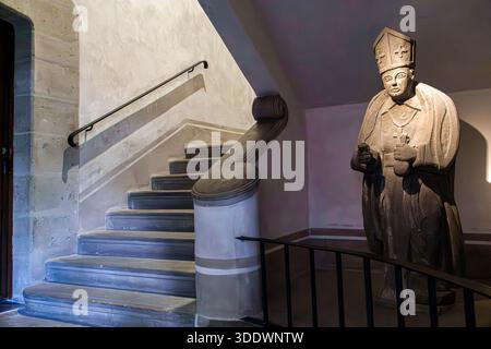 Mexiko-Stadt Mexiko, Museo Kaluz Kunstmuseum, innen, Steinskulptur Statue, religiöse Figur Kleriker, Bischofskleidung, geschnitzte Steinkunstwerke, Treppe Stockfoto