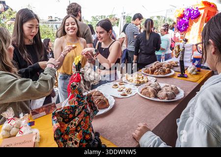 Mexiko-Stadt Mexiko, Museo Kaluz Kunstmuseum, Pan de Muerto Festival, Dia de Muertos, Tag der Toten, junge Erwachsene Frauen, Frauen, Spanisch Spanisch Spanisch Spanisch mexikanisch, e Stockfoto