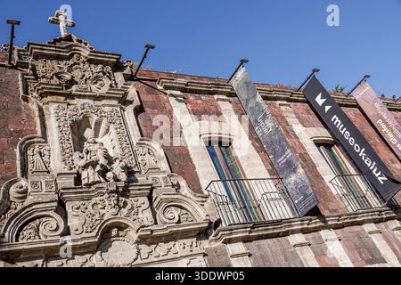 Mexiko-Stadt Mexiko, Museo Kaluz Kunstmuseum, historische Gebäudefassade, Kolonialarchitektur, barocke Steinmetzarbeiten, kunstvolle Kirchenreliefskulptur, religiöse St. Stockfoto
