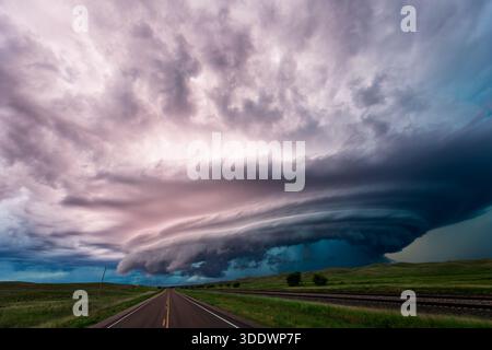 Ein Blitz beleuchtet ein superzelluläres Gewitter über einer Straße in den Nebraska Sandhills Stockfoto