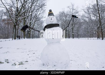 Schneefall, Impressionen aus dem Tiergarten, Berlin, 03.01.2026 ein Schneemann steht im Berliner Tiergarten am 03.01.2026 Berlin Tiergarten *** Schneefall, Impressionen aus dem Tiergarten, Berlin, 03 01 2026 Ein Schneemann steht im Berliner Tiergarten am 03 01 2026 Berlin Tiergarten Copyright: XBenxKriemannx Stockfoto