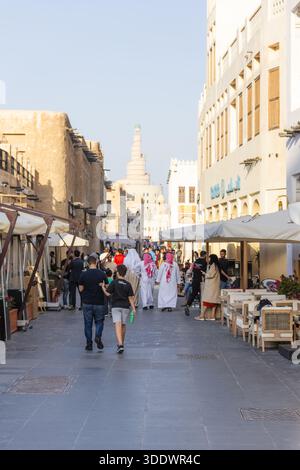 Doha, Katar - 21. Februar 2025: Blick auf Menschen, die durch den pulsierenden Souq Waqif schlendern, wo traditionelle Architektur auf modernes Leben unter A trifft Stockfoto