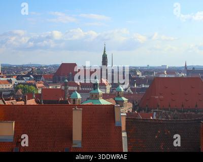 28.09.2025 Nürnberg, Deutschland: Ein grandioser Blick auf Nürnberg mit rot gekachelten Dächern, grünen Kuppeln und hohen Kirchtürmen, die historische Elemente zeigen Stockfoto