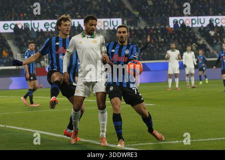 Bergamo, Italien. Januar 2026. Devyne Rensch von AS Roma kämpfen um den Ball mit Giorgio Scalvini von Atalanta BC und Davide Zappacosta von Atalanta BC. Während des Spiels Atalanta BC vs AS Roma, 18° Serie A Enilive 2025-26 in der New Balance Arena in Bergamo (BG), Italien, am 03. Januar 2026. Quelle: Unabhängige Fotoagentur/Alamy Live News Stockfoto