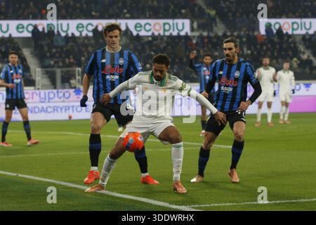 Bergamo, Italien. Januar 2026. Devyne Rensch von AS Roma kämpfen um den Ball mit Giorgio Scalvini von Atalanta BC und Davide Zappacosta von Atalanta BC. Während des Spiels Atalanta BC vs AS Roma, 18° Serie A Enilive 2025-26 in der New Balance Arena in Bergamo (BG), Italien, am 03. Januar 2026. Quelle: Unabhängige Fotoagentur/Alamy Live News Stockfoto