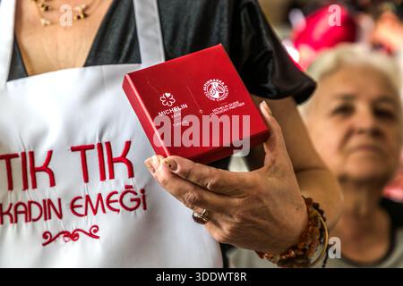Sevil Halıcı Ayhan verleiht den Michelin-Preis für das Restaurant Tık Tık Kadın Emeği in Ürgüp, Zentralanatolien, Türkei Stockfoto