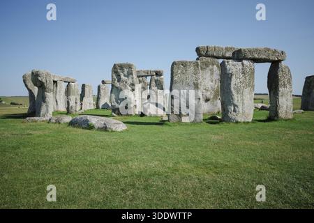 Die alten Megalithen von Stonehenge stehen an einem schönen sonnigen Sommertag in Wiltshire, England, unter einem hellblauen Himmel. Stockfoto