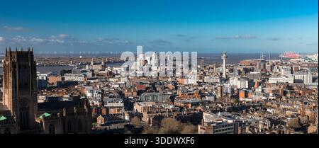 Blick auf Liverpool bei Sonnenaufgang aus der Luft mit Kathedrale und Radio City Tower Stockfoto
