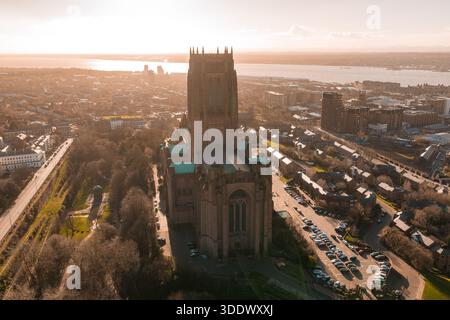 Blick auf die Kathedrale von Liverpool und die Stadtlandschaft des Flusses Mersey Stockfoto