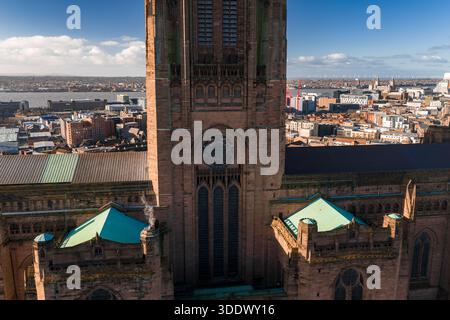Blick auf Liverpool aus der Vogelperspektive mit Liverpool Cathedral und River Mersey Stockfoto