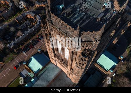 Von oben nach unten auf die Kathedrale von Liverpool bei Sonnenaufgang in Großbritannien Stockfoto