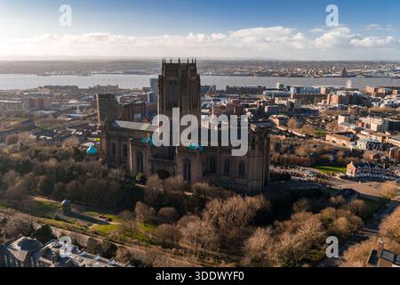 Blick auf die Kathedrale von Liverpool, den Fluss Mersey und die Skyline aus der Vogelperspektive Stockfoto