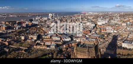 Panorama von Liverpool bei Sonnenaufgang aus der Luft mit Kathedrale und Uferpromenade Stockfoto
