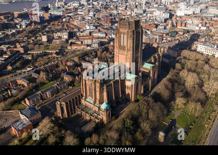 Blick auf die Kathedrale von Liverpool und die Skyline des River Mersey Stockfoto