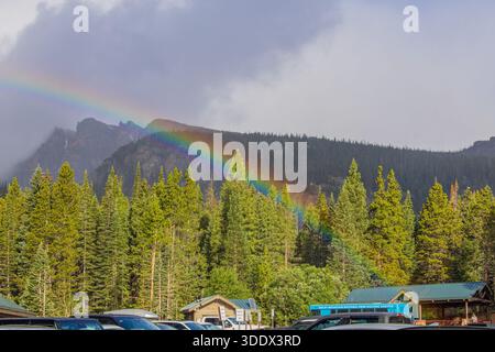 Colorado, 4. Juli 2025 - sonniger Blick auf die Landschaft mit einem Regenbogen am Bear Lake Trailhead im Rocky Mountain National Park Stockfoto