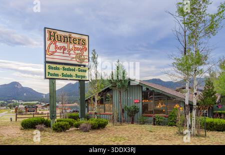 Colorado, 3. Juli 2025 - Außenansicht des Hunters Chop House Stockfoto