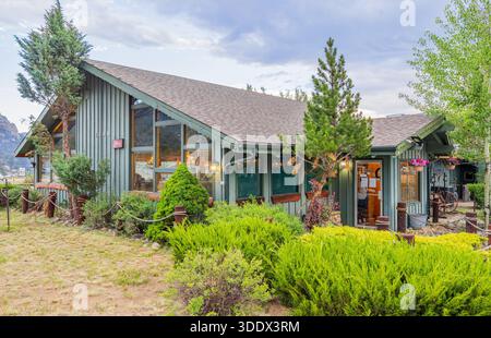 Colorado, 3. Juli 2025 - Außenansicht des Hunters Chop House Stockfoto