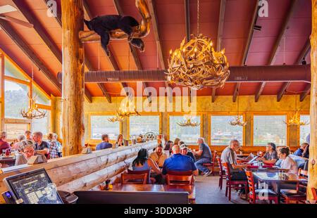 Colorado, 3. JUL 2025 - Innenansicht des Hunters Chop House Stockfoto