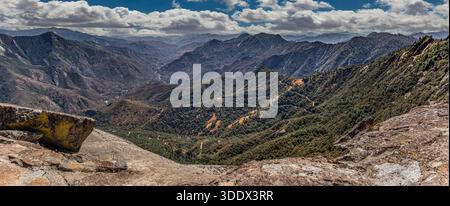 Von der hohen Granitkuppel des Moro Rock, wo massive Peeling-Platten aus Kreidegranit hineinfallen, entfaltet sich das Panorama der Sierra Nevada Stockfoto
