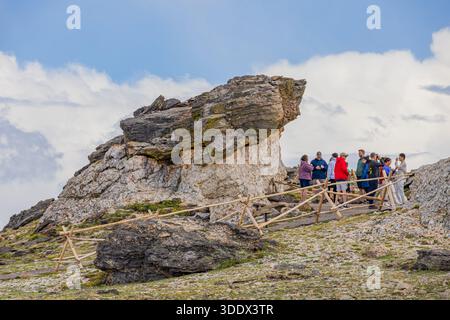 Colorado, 4. Juli 2025 – viele Besucher wandern entlang der Mushroom Rocks im Rocky Mountain National Park. Stockfoto