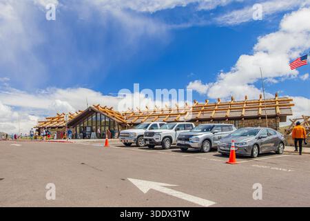 Colorado, 4. Juli 2025 - sonniger Außenblick auf das Alpine Visitor Center Stockfoto