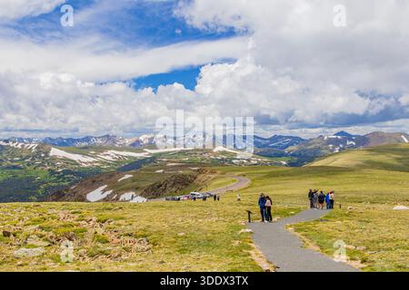 Colorado, 4. Juli 2025 – viele Besucher wandern auf dem Tundra Communities Trail im Rocky Mountain National Park. Stockfoto