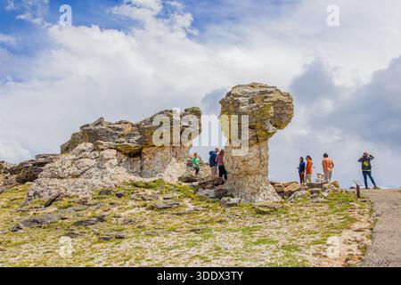Colorado, 4. Juli 2025 – viele Besucher wandern entlang der Mushroom Rocks im Rocky Mountain National Park. Stockfoto