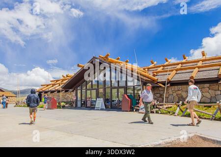 Colorado, 4. Juli 2025 - sonniger Außenblick auf das Alpine Visitor Center Stockfoto