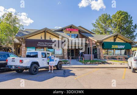 Colorado, 4. Juli 2025 - sonnige Außenansicht des Stanley Village Stockfoto