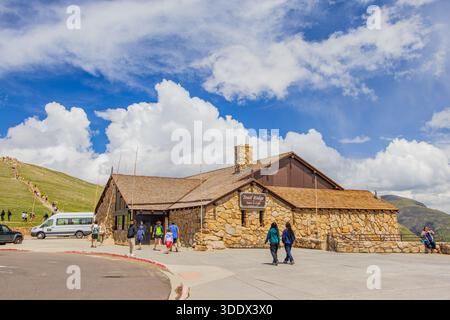 Colorado, 4. Juli 2025 - sonnige Außenansicht des Trail Ridge Store Stockfoto