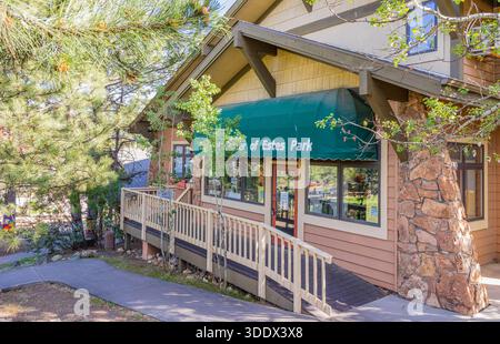 Colorado, 4. Juli 2025 - sonnige Außenansicht des Stanley Village Stockfoto