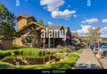 Colorado, 4. Juli 2025 - sonnige Außenansicht des Stanley Village Stockfoto