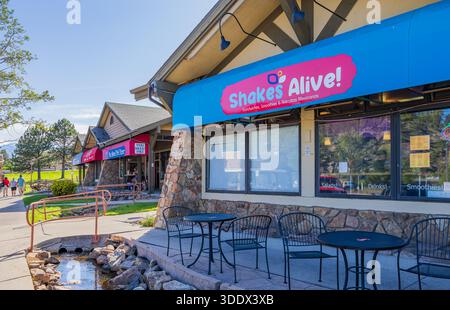 Colorado, 4. Juli 2025 - sonnige Außenansicht des Stanley Village Stockfoto