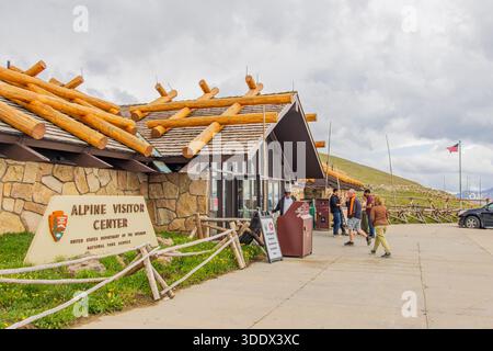 Colorado, 4. Juli 2025 - sonniger Außenblick auf das Alpine Visitor Center Stockfoto