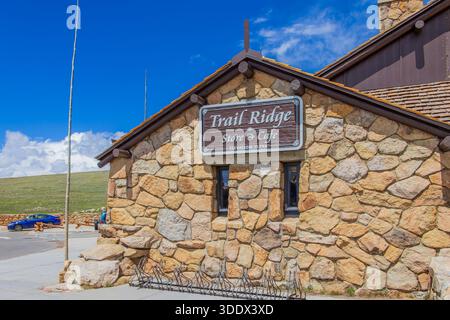 Colorado, 4. Juli 2025 - sonnige Außenansicht des Trail Ridge Store Stockfoto