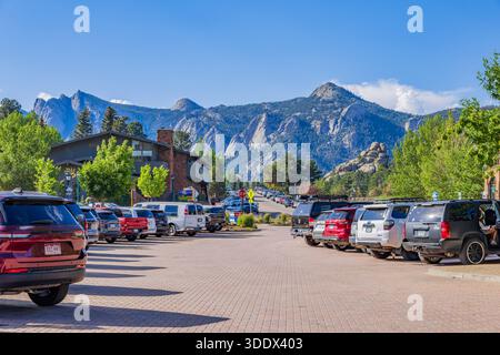 4. JULI 2025 - sonniger Blick auf die Straßenlandschaft im Zentrum von Estes Park Stockfoto