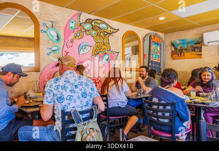 Colorado, 4. Juli 2025 - Innenansicht des Himalaya Curry & Kebob Stockfoto
