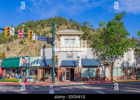 4. JULI 2025 - sonniger Blick auf die Straßenlandschaft im Zentrum von Estes Park Stockfoto