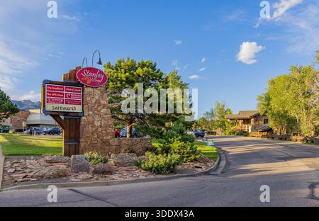 Colorado, 4. Juli 2025 - sonnige Außenansicht des Stanley Village Stockfoto