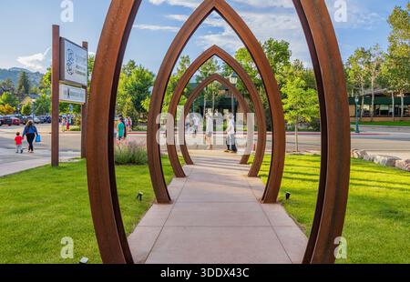 4. JULI 2025 - sonniger Blick auf die Straßenlandschaft im Zentrum von Estes Park Stockfoto