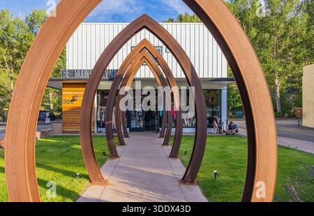 4. JULI 2025 - sonniger Blick auf die Straßenlandschaft im Zentrum von Estes Park Stockfoto