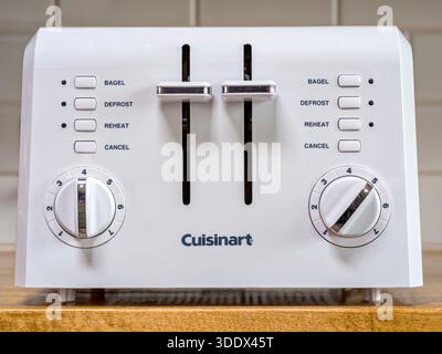 Detail der Bedienelemente eines Cuisinart 4-Schicht-kompakten Kunststofftoasters auf einem Küchenregal Stockfoto